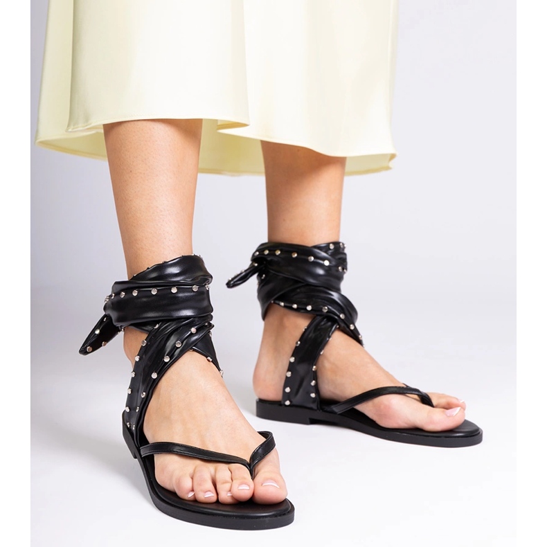 Des sandales japonaises noires attachées autour de la jambe 2