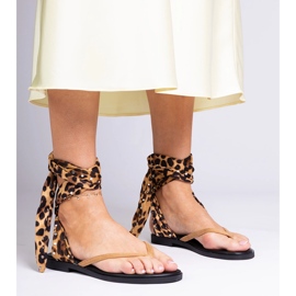 Les sandales de Panther comme les tongs -flops attachés autour de la jambe brun 1 Les sandales de Panther comme les tongs -flops attachés autour de la jambe brun 1