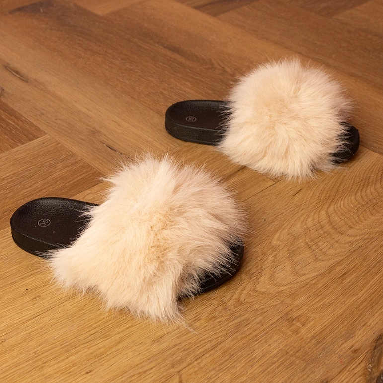 Les tongs des enfants beige avec de la fourrure 1 Les tongs des enfants beige avec de la fourrure 1