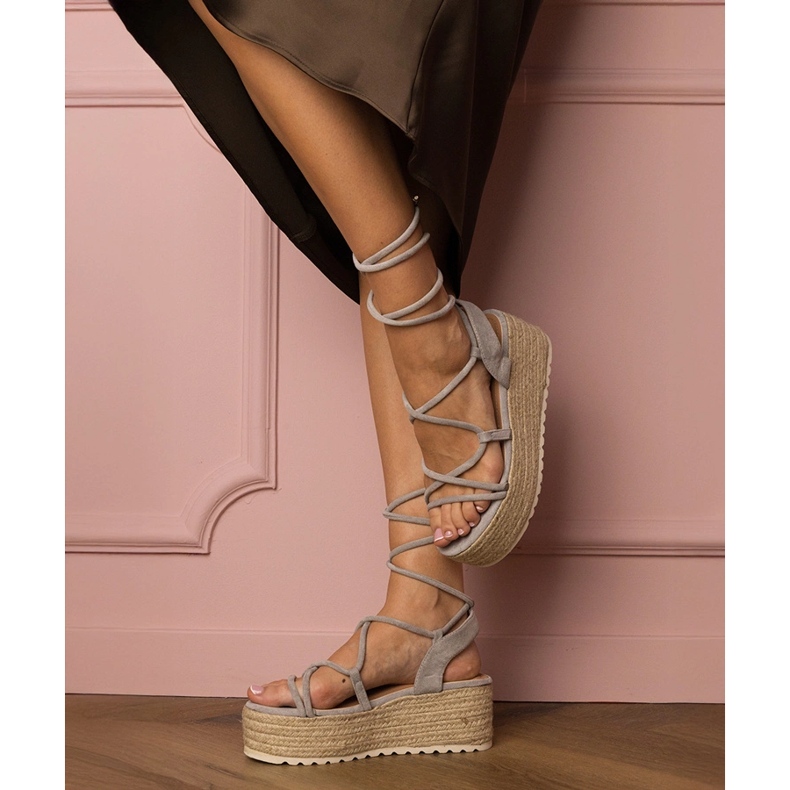 Sandales d'espadrilles grises sur une plate-forme haute 2 Sandales d'espadrilles grises sur une plate-forme haute 2