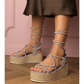 Sandales d'espadrilles grises sur une plate-forme haute 1