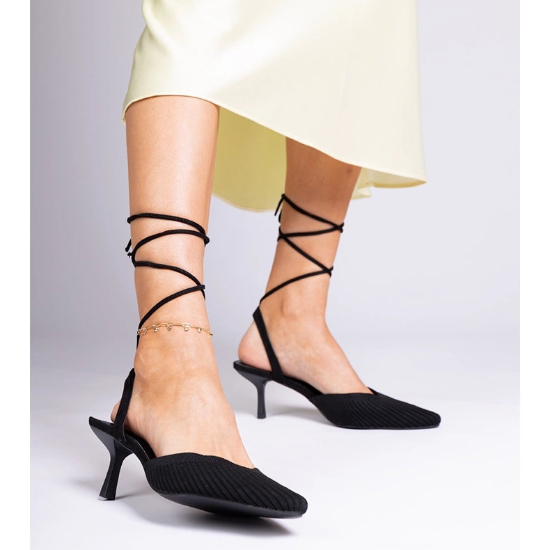 Des pompes de matériau noir sur un talon haut avec ouvert le noir 1 Des pompes de matériau noir sur un talon haut avec ouvert le noir 1