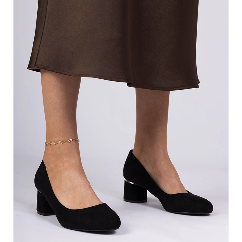 Pompes classiques noires sur un bloc bas le noir 1