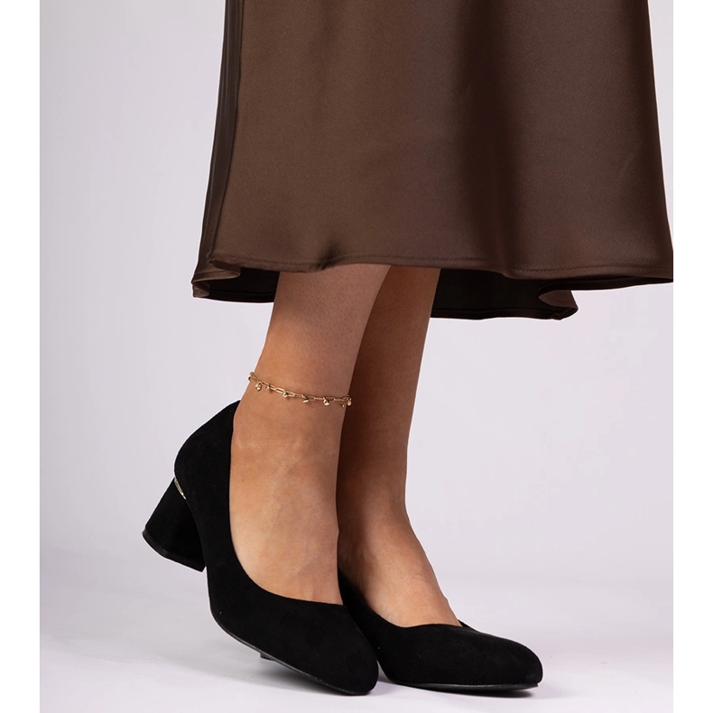 Pompes classiques noires sur un bloc bas le noir 2