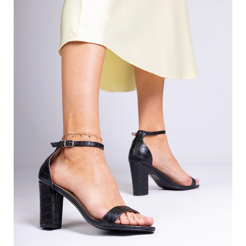 Sandales noires sur le poteau 2