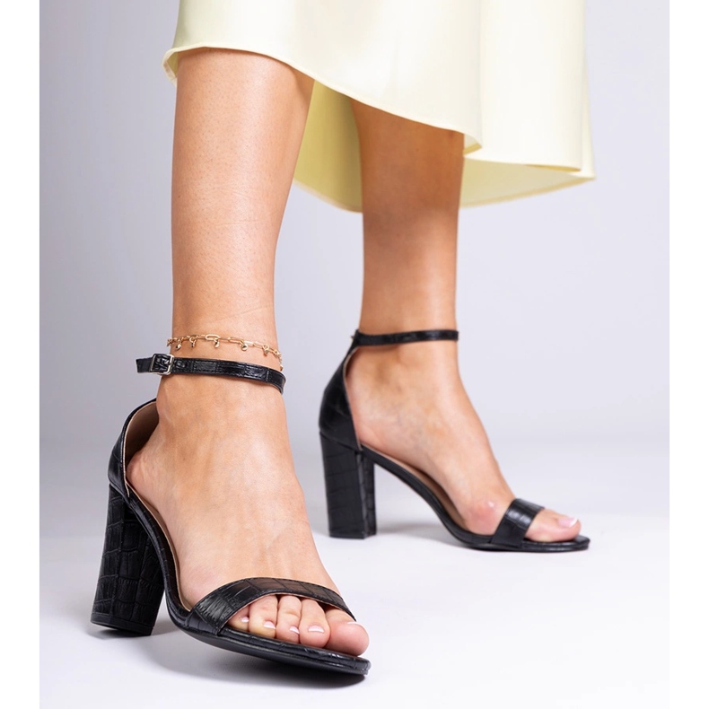 Sandales noires sur le poteau 1