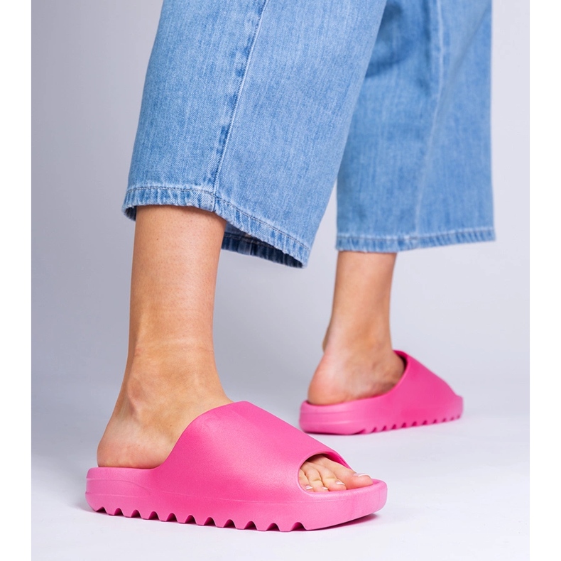 Les tongs en caoutchouc fuchsia pour femmes rose 1