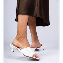 Tongs blanches à talons bas 2