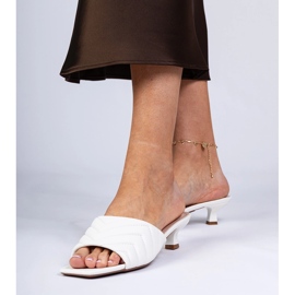 Tongs blanches à talons bas 3