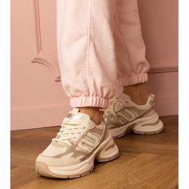 Des baskets sportives beige sur une semelle massive 1