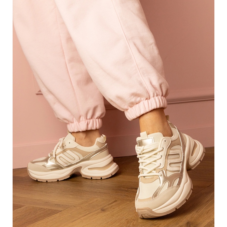 Des baskets sportives beige sur une semelle massive 2