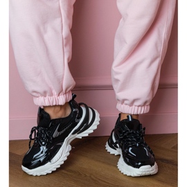 Baskets sportives noires sur une semelle élégante 1