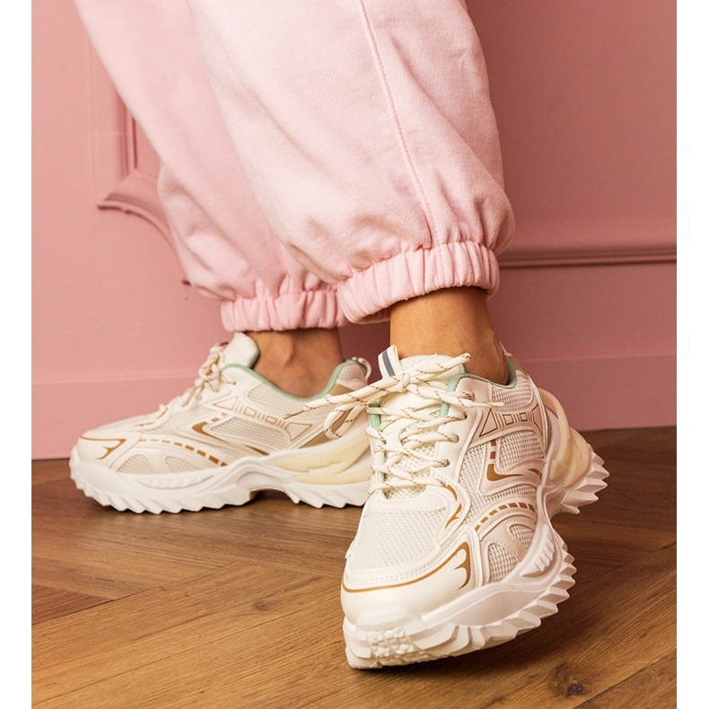 Baskets sportifs beige sur une semelle épaisse 1