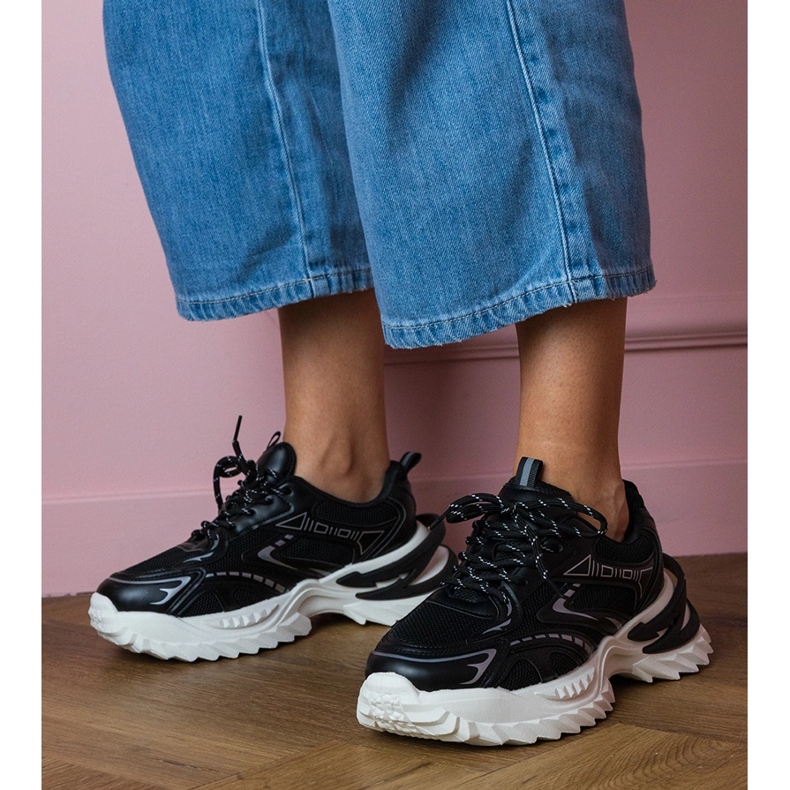 Baskets de sport noir sur une semelle épaisse le noir 1