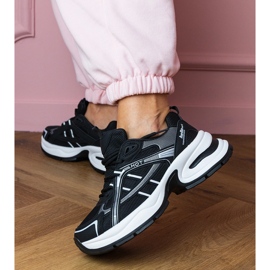 Baskets sportives noires sur une semelle massive 1