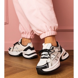 Baskets sportives blanches et blanches sur une semelle massive 1