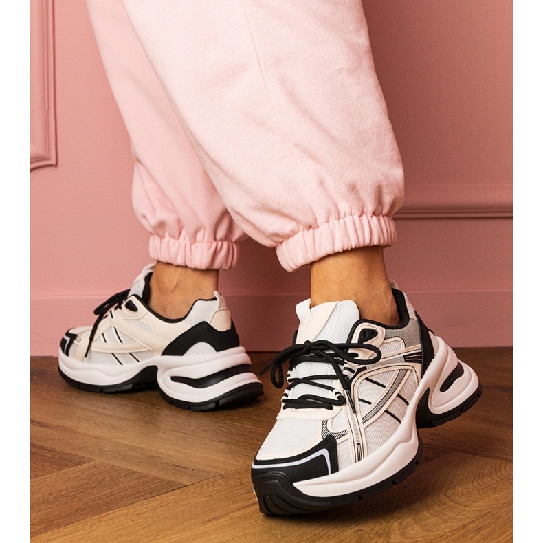 Baskets sportives blanches et blanches sur une semelle massive 1