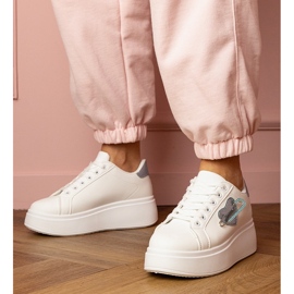 Baskets blanches avec un cœur bleu et une épingle de zircon 1