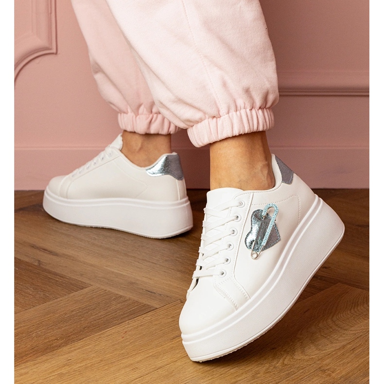Baskets blanches avec un cœur bleu et une épingle de zircon 2