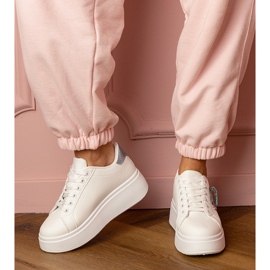 Baskets blanches avec un cœur bleu et une épingle de zircon 3