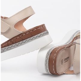 Goodin Sandales beige sur une plate-forme avec une décoration métallique 1