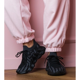 Baskets sportives noires sur une semelle massive 1