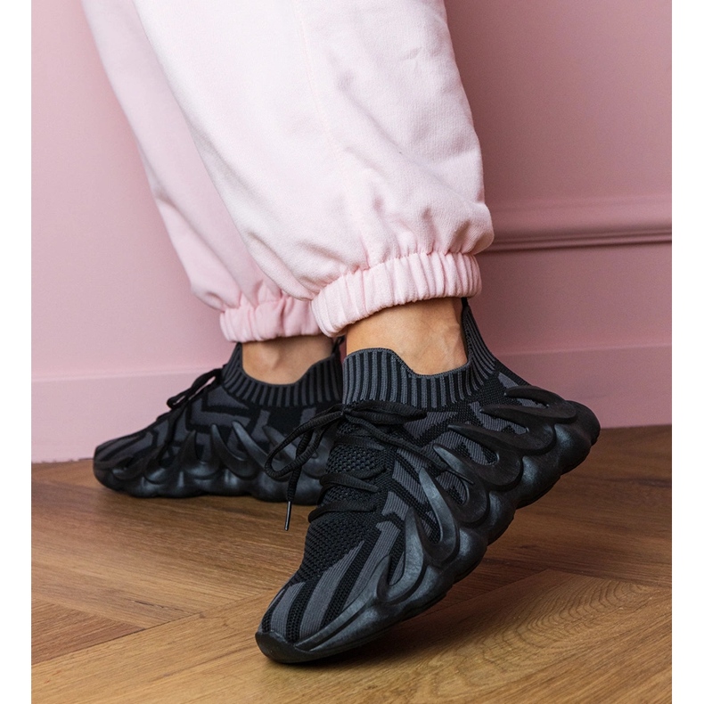 Baskets sportives noires sur une semelle massive le noir 2 Baskets sportives noires sur une semelle massive le noir 2