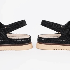 Goodin Sandales noires avec des éléments dorés 2