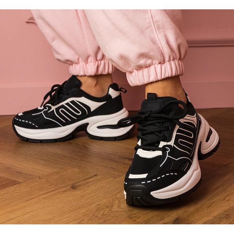 Baskets noires Sports Sneakers 1