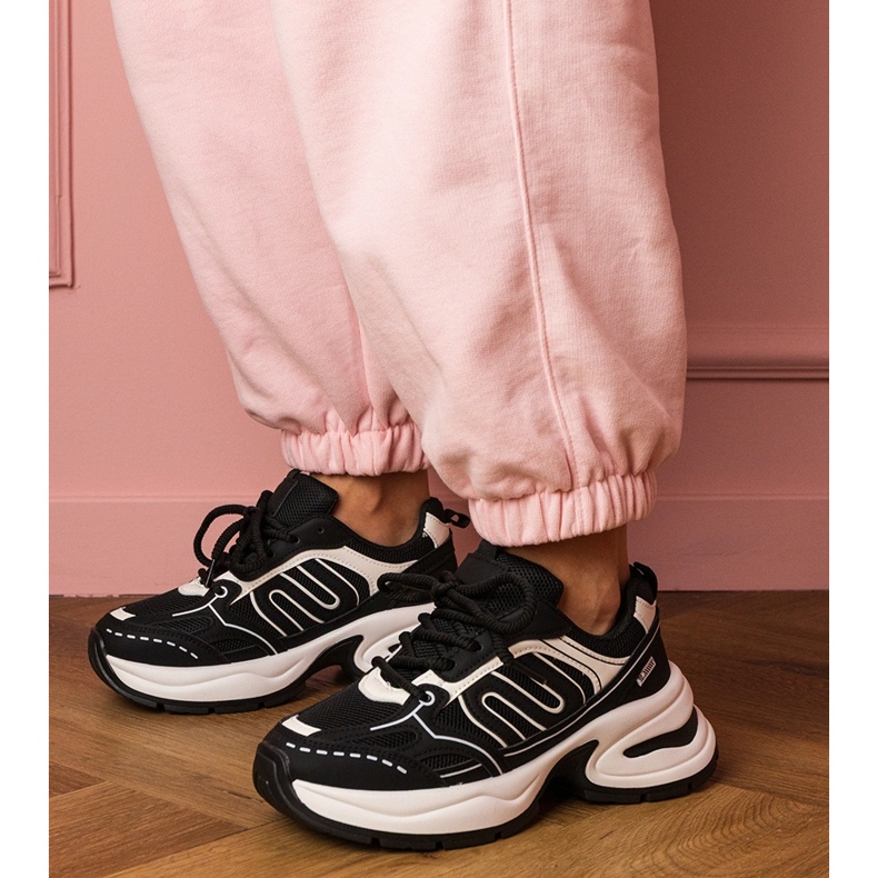 Baskets noires Sports Sneakers 2