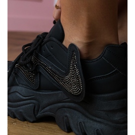 Baskets noires sur une semelle massive avec des zircons le noir 1