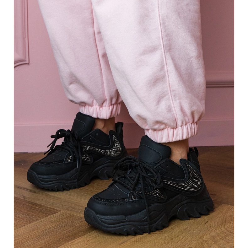 Baskets noires sur une semelle massive avec des zircons le noir 2