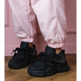 Baskets noires sur une semelle massive avec des zircons le noir 4