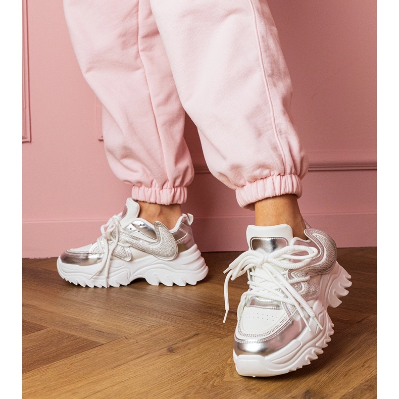 Baskets blanches sur une semelle massive avec des zircons 2