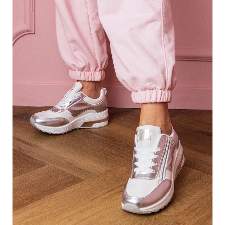 Baskets blanches avec zircons et une insertion métallique 1