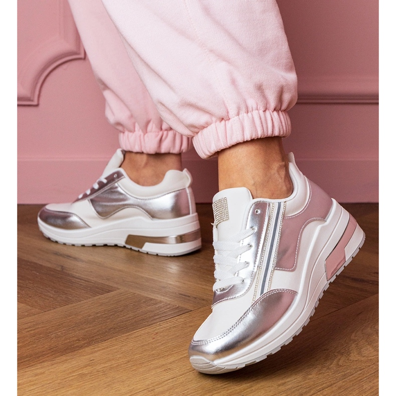 Baskets blanches avec zircons et une insertion métallique 2