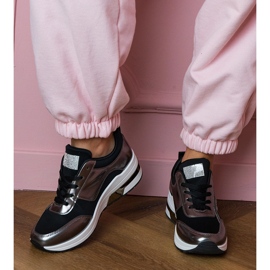 Baskets noires avec zircons et une insertion métallique 1