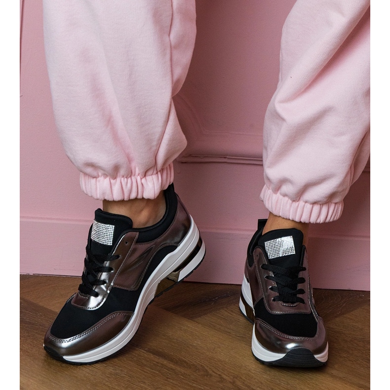 Baskets noires avec zircons et une insertion métallique 1