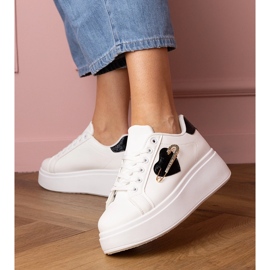 Baskets blanches avec un cœur noir et des épingles de zircon 1