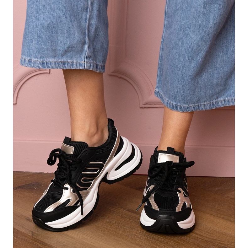 Baskets sportives noires sur une semelle massive 1