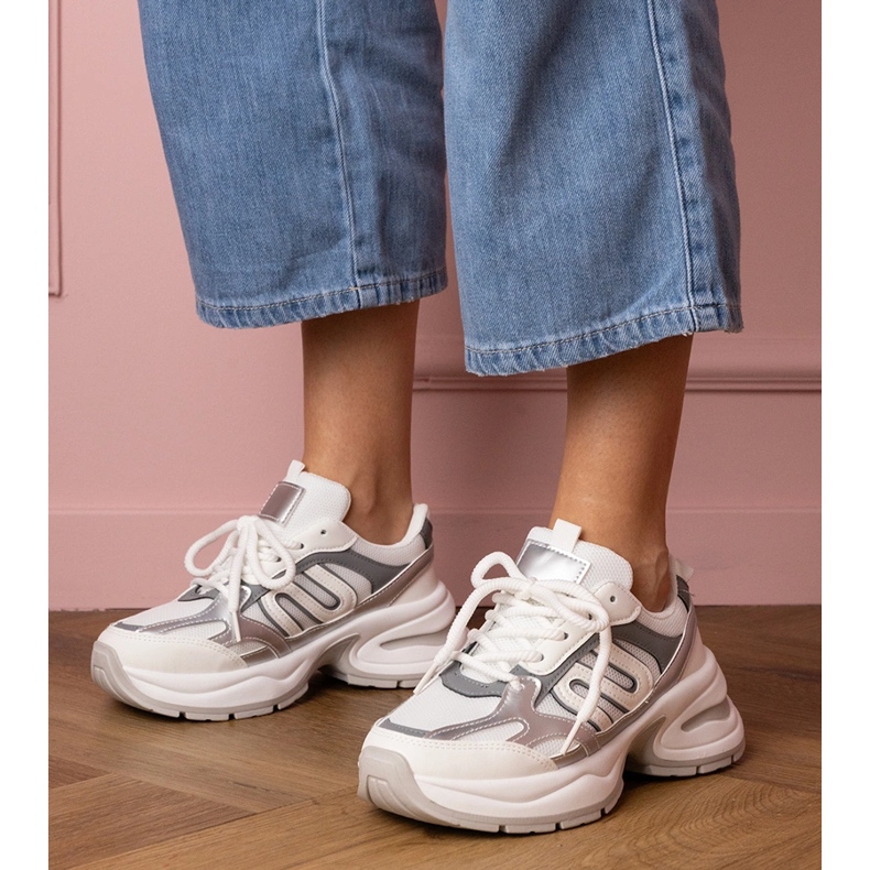 Baskets de sport blanches à semelle massive 1