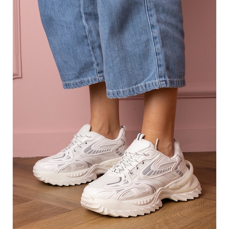 Baskets sportives blanches sur une semelle élégante 1