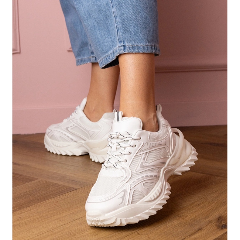 Baskets sportives blanches sur une semelle épaisse 1