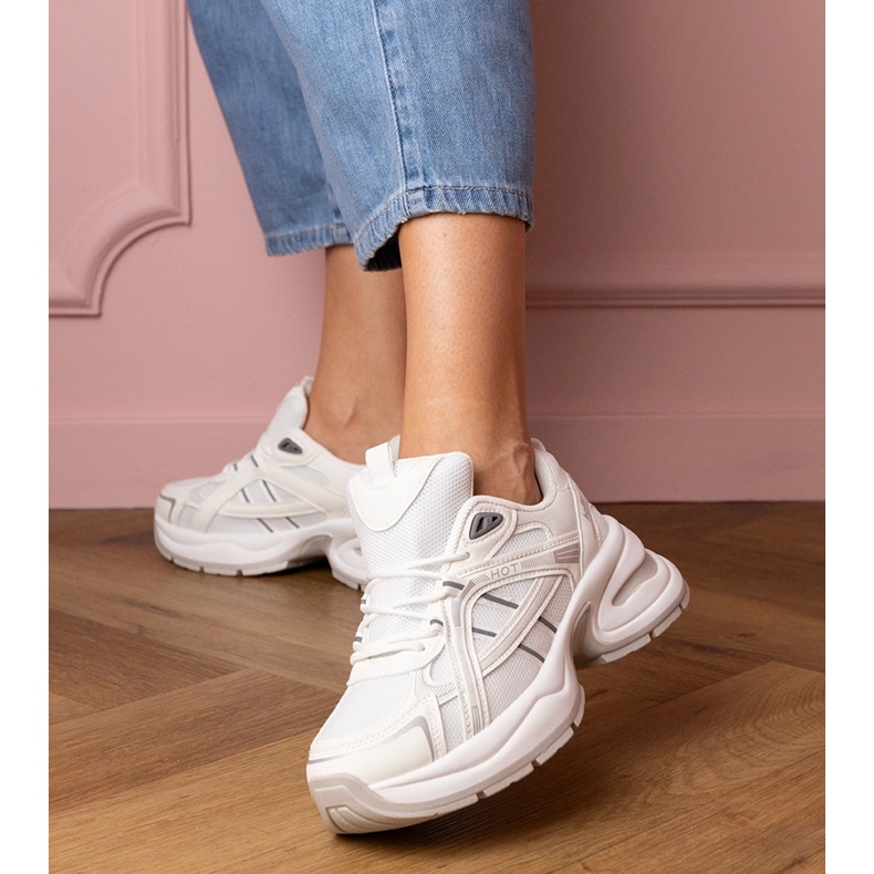 Baskets de sport blanches à semelle massive 1