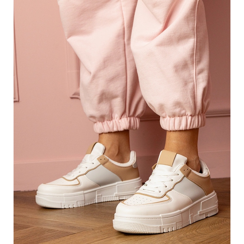 Baskets sportives blanches et beiges sur platfotm 1 Baskets sportives blanches et beiges sur platfotm 1