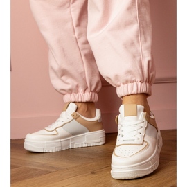 Baskets sportives blanches et beiges sur platfotm 2
