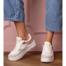 Baskets sportives blanches et grises sur platfotm 1