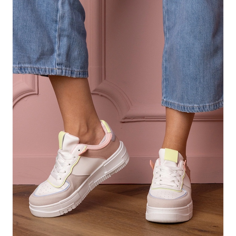 Baskets sportives blanches et grises sur platfotm 1