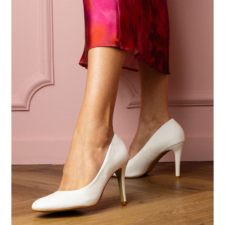 Pumps classiques blancs sur un talon haut de paire blanche 1
