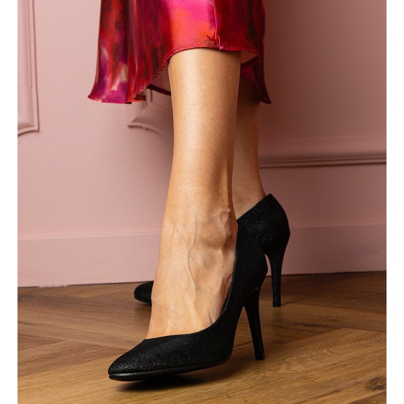 Pompes noires sur une finition en brocart le noir 2